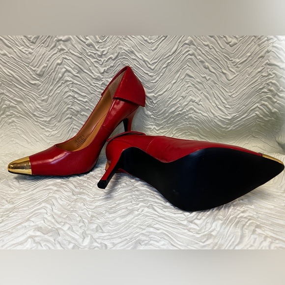 NEW Sz 10 Fergie Podium Red Pump Gold Toe Gorgeous Sexy US10 UK8 EUR42 - Picture 3 of 5